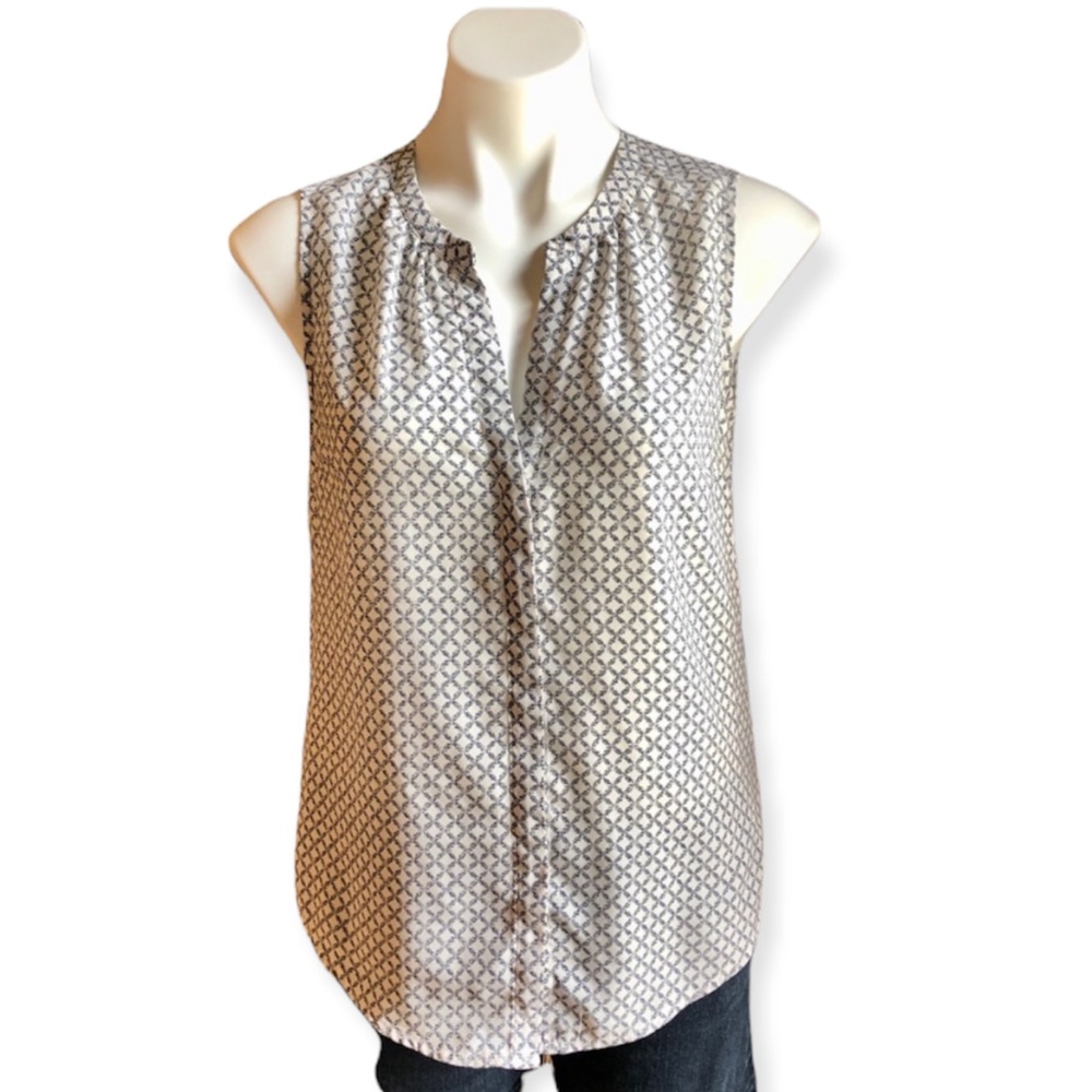 3/$20 DALIA Sleeveless Button Diamond Pattern Blouse Small